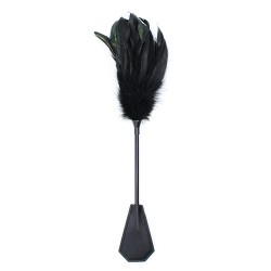 votre en dreamy fetish avec cette cravache noire de 48 cm avec un embout fessées et un embout plumes.